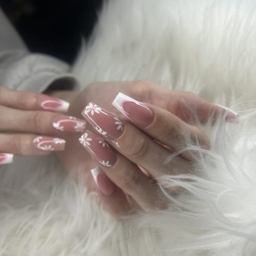 14-Daisy French Tips for a Spring Refresh