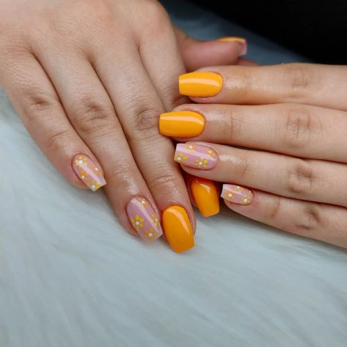 19-Sunny Yellow and Daisy Nails