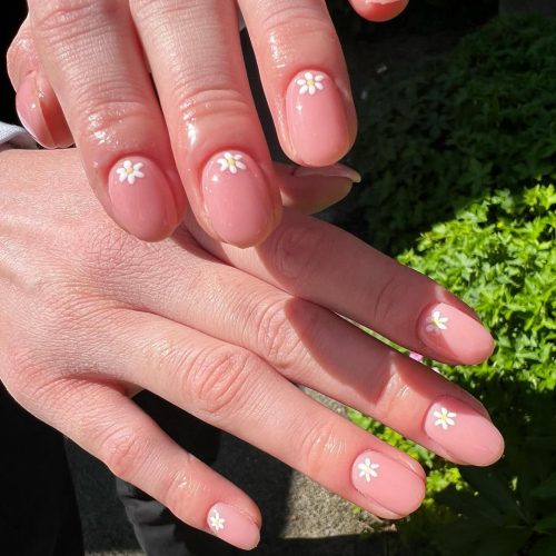 26-Delicate Daisy Nails for Spring
