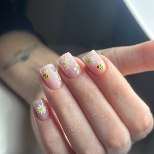 27-Simple & Sweet Bee Daisy Nails