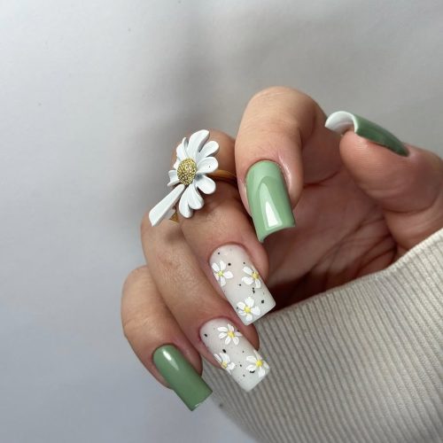 30-Fresh Green Daisy Nails