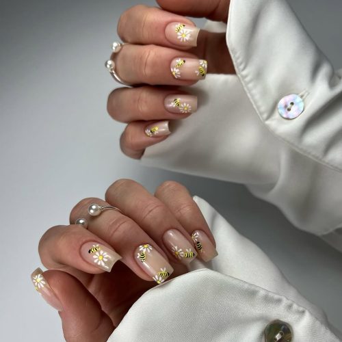 32-Perfect Daisy & Bee Square Nails