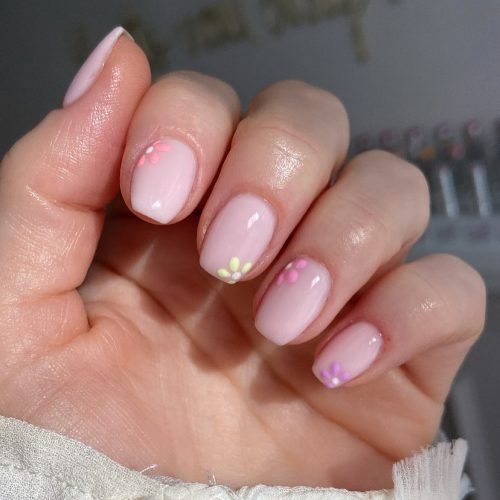6-Minimalist Pastel Spring Nails with Daisy Accents