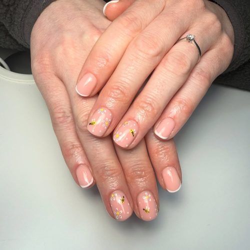 8-Charming Daisy and Bee Spring Nails